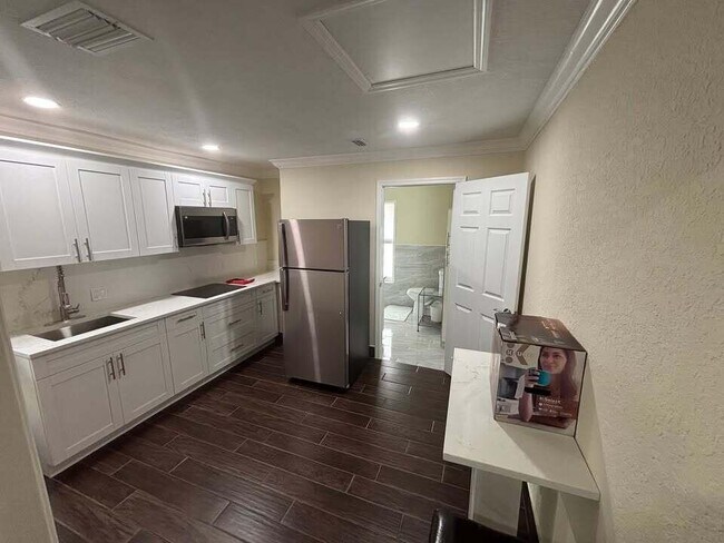 Building Photo - 1257 SE Airoso Blvd