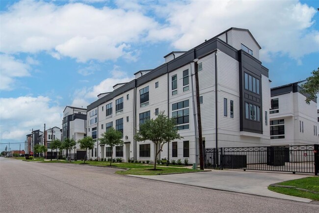 Building Photo - 2910 Lamar St