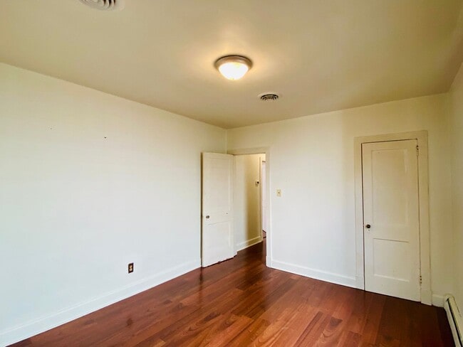 Building Photo - Adorable 2bdrm/1bth Bungalow Conveniently Located in Richmond's Historic Churchill!!