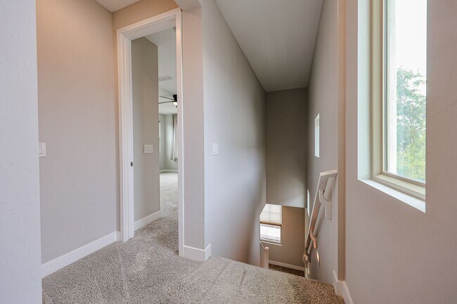 Building Photo - Move In Ready!stunning 3 bedroom, 2.5 bathroom home located in Phoenix!