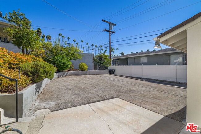 Building Photo - 100 E Kenneth Rd