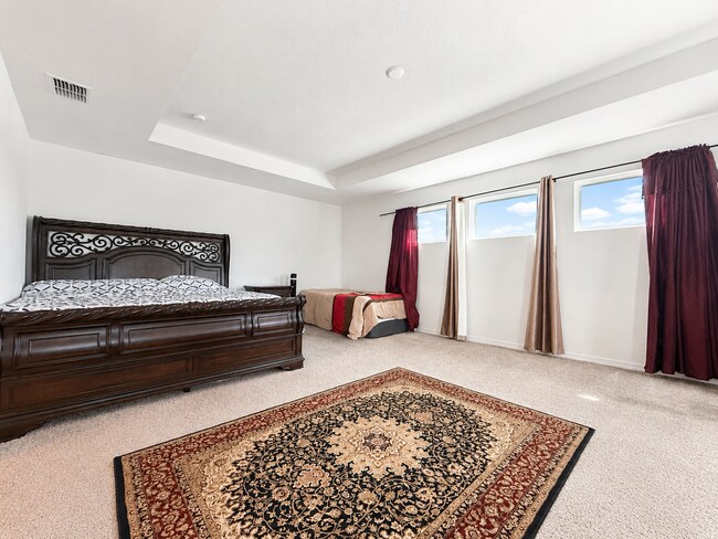 Building Photo - Experience modern & expansive living in this corner-lot 5Bedrooms/3.5Bath home at Ocala!
