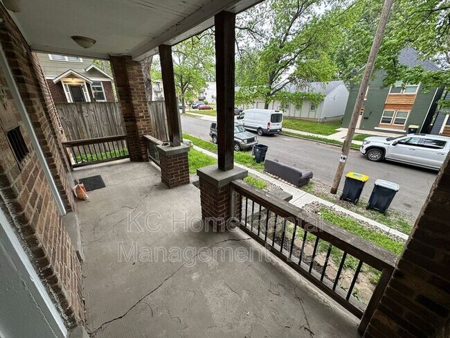 Building Photo - 1110 W 41st Terrace