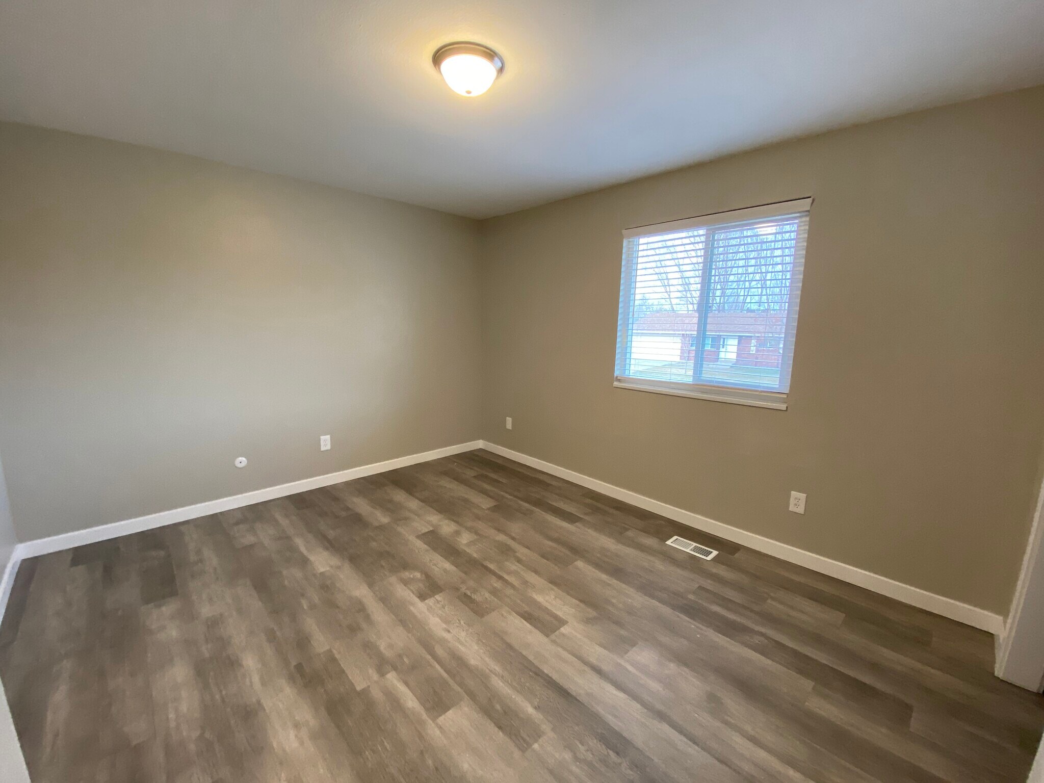 Building Photo - 373 Lakewood Dr