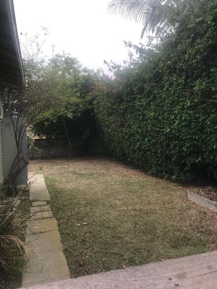 Building Photo - 833 Freeman Ave