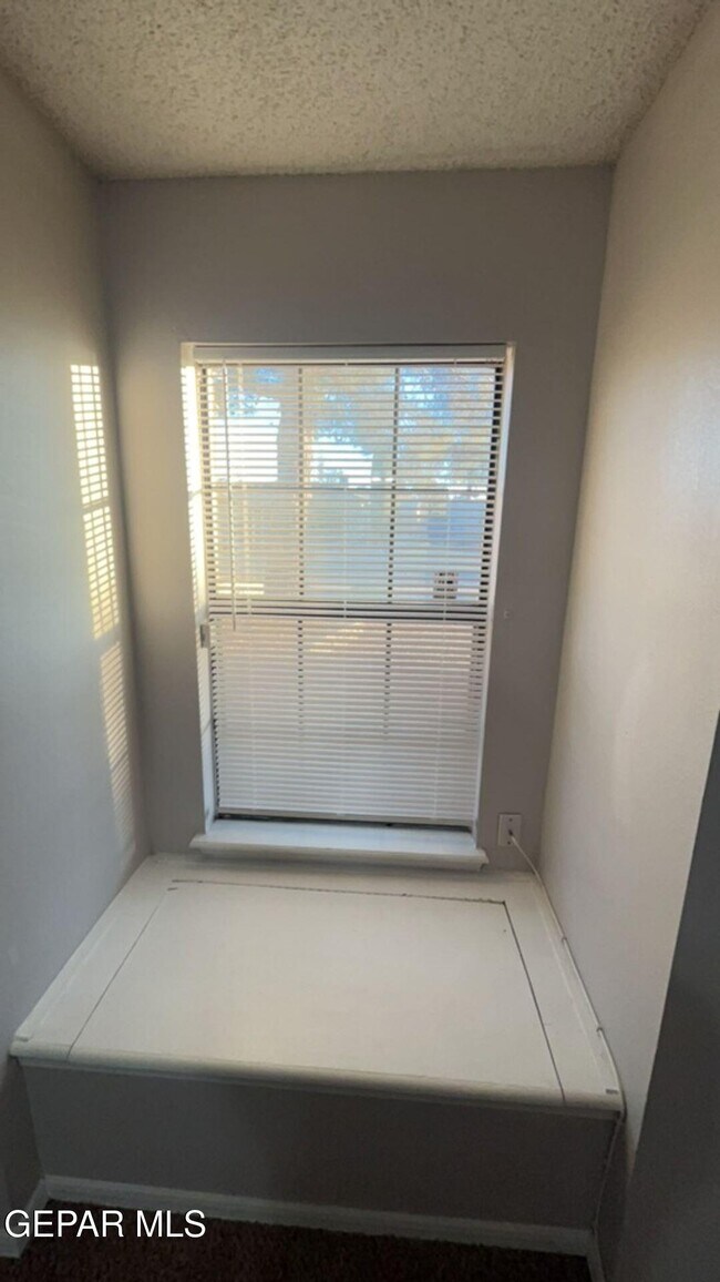 Building Photo - 6721 El Parque Dr