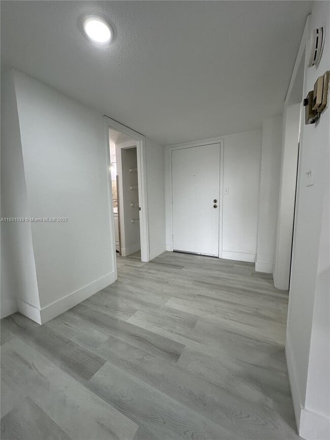 Building Photo - 4174 Inverrary Dr