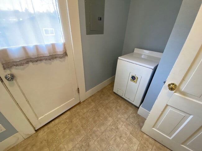 Building Photo - Historic 2+ Bedroom 1.5 Bath House in Oakland