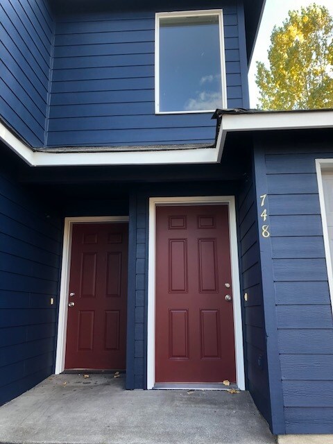 Building Photo - 748 NE Oak Place