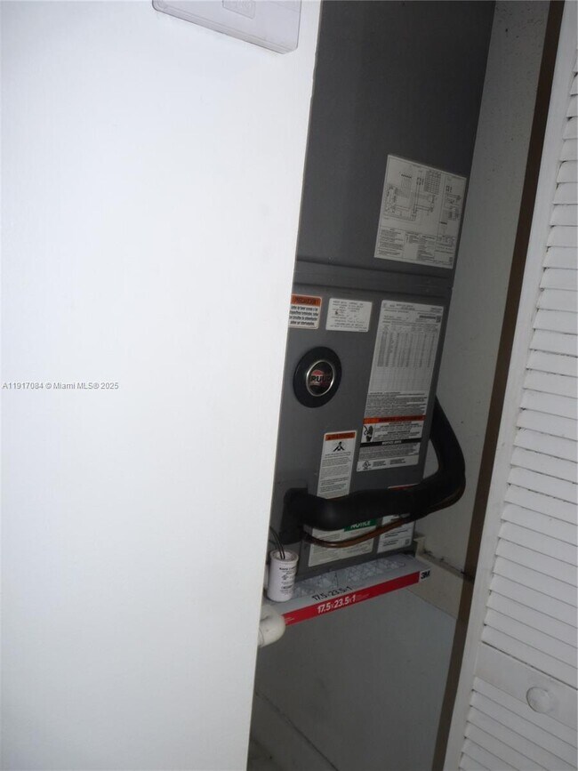 Building Photo - 14501 N Kendall Dr