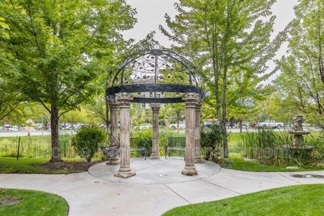 Building Photo - 661 S 2220 W