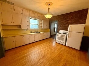 Building Photo - 909 S 6th Ave