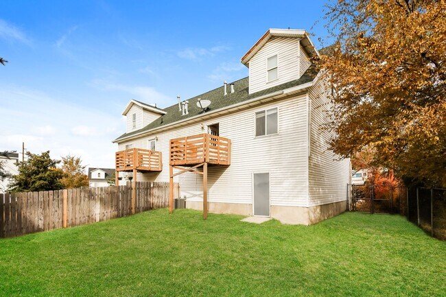 Building Photo - Sullivan Duplex