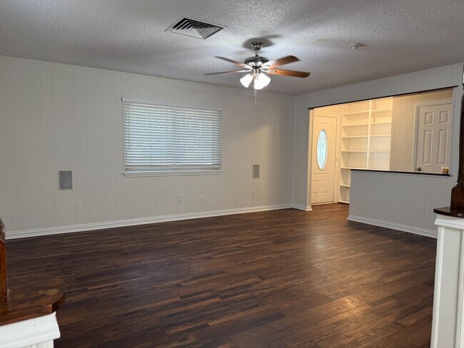 Building Photo - 125 Briarwood Dr