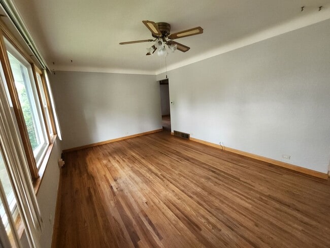 Building Photo - Great NE 3 bedroom 1.5 bath Near Center Po...