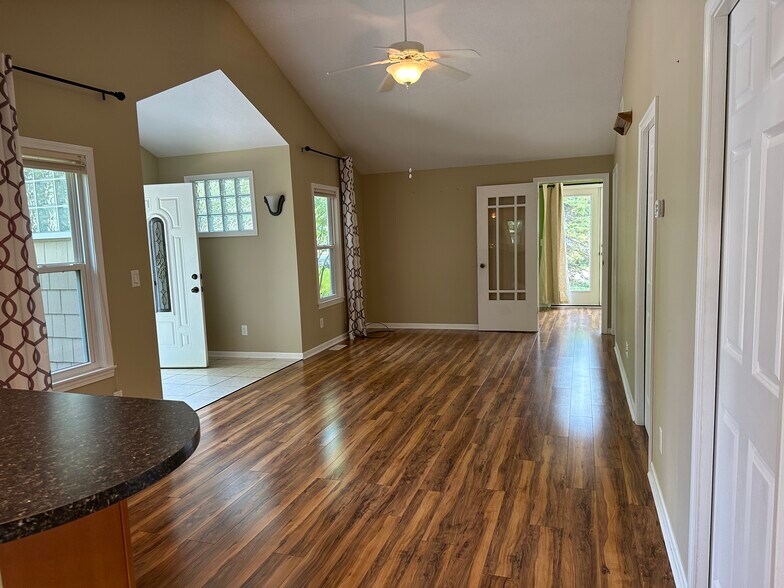 Building Photo - 1409 Miller Dr