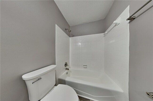 Building Photo - 2150 Lakeway Dr