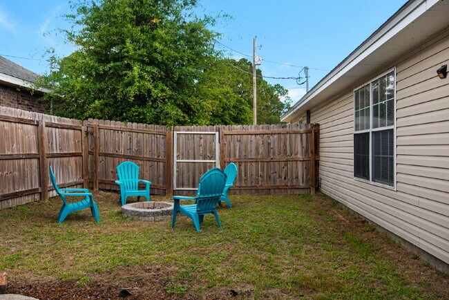 Building Photo - "Charming 3-Bed, 2-Bath Home in Mary Esthe...