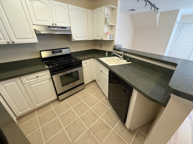 Building Photo - 304 Saint Michaels Walk