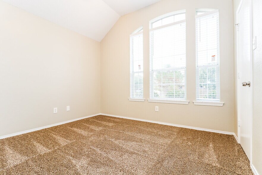 Building Photo - 621 Pleasant Valley Dr