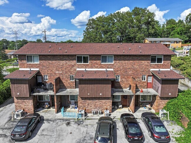 Building Photo - West Knoxville 37919 - Charming, Newly Upd...