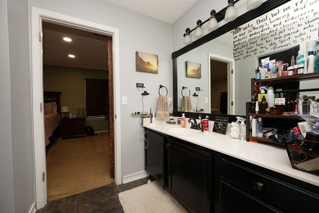 Building Photo - Lovely Cul-De-Sac Home in South Crestview