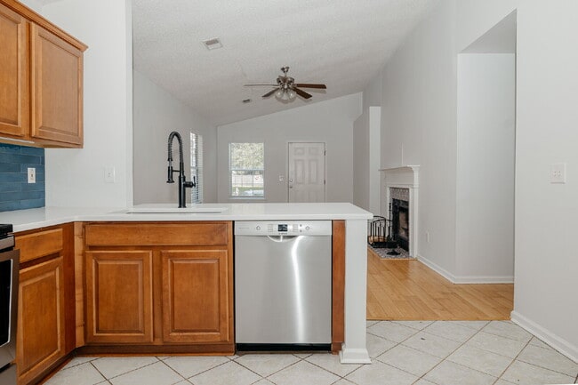 Building Photo - Charming 3-Bedroom Home with Hardwood Floors in Shadowmoss