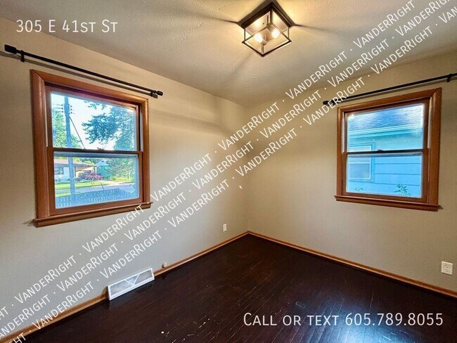 Building Photo - 305 E 41st St
