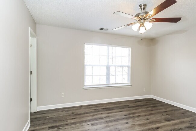 Building Photo - 1833 Cagney St