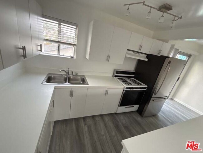 Building Photo - 915 Broadway St