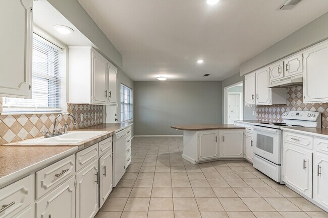 Building Photo - 1822 Greenwood Ln