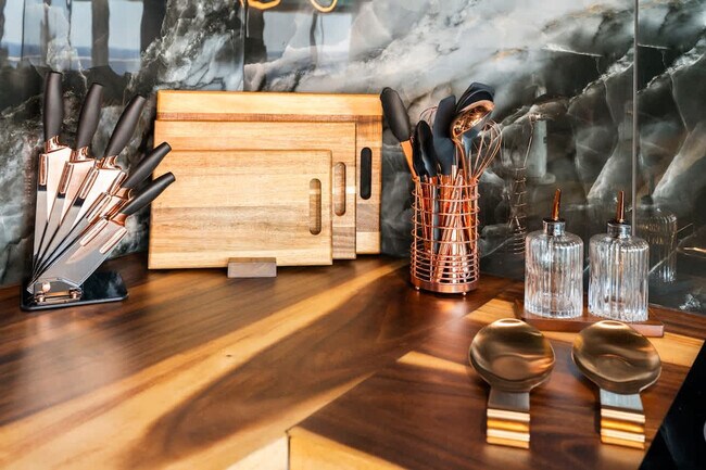 Building Photo - 8743 Thomas Dr