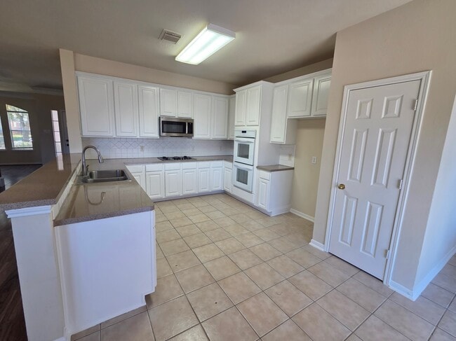 Building Photo - 5515 Gatesprings Ln