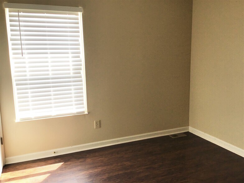 Building Photo - 7366 Murrayfield Dr