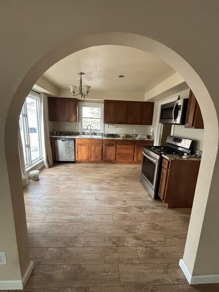 Building Photo - 225 River St