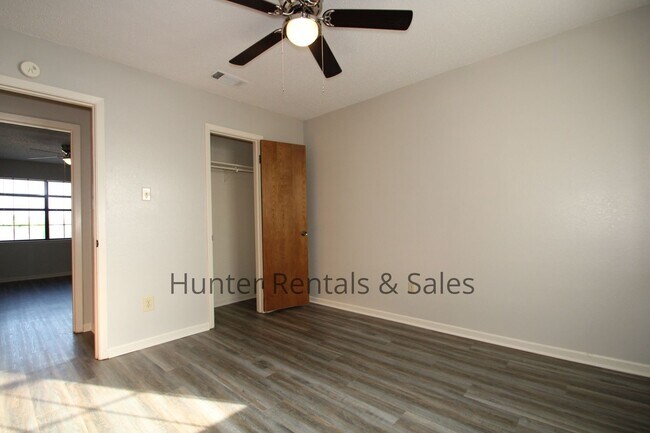 Building Photo - Super Cute!