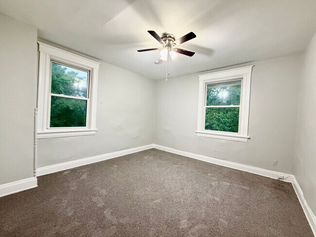 Building Photo - Large 3 bed 1.5 bath! Available NOW!