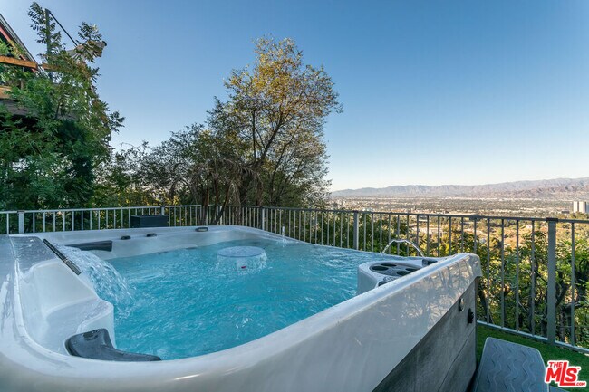 Building Photo - 7177 Pacific View Dr