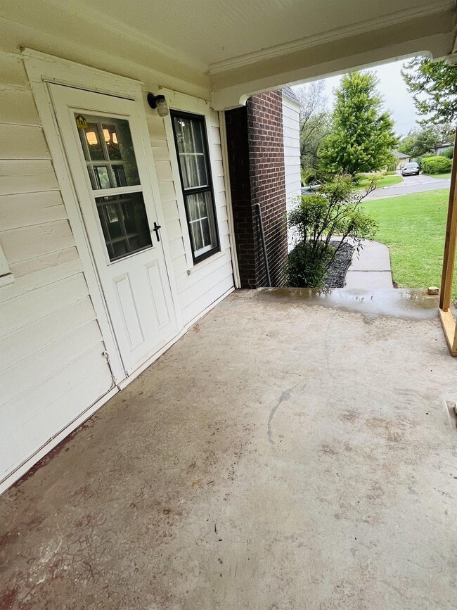 Building Photo - 1600 NW 38th St