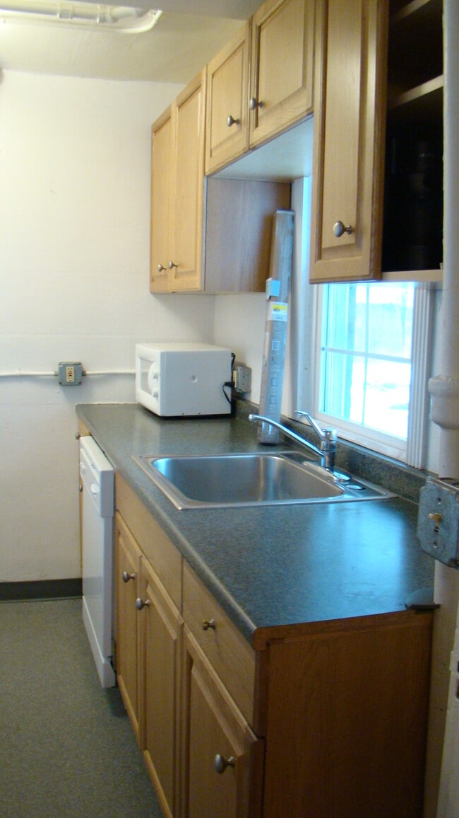 Building Photo - 300 NE Maple St