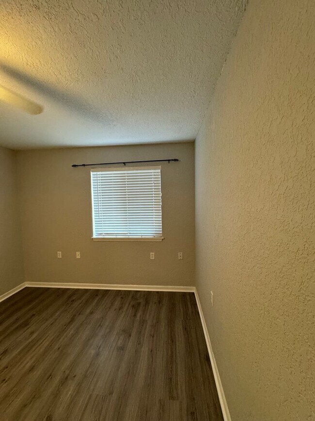 Building Photo - Come See This Beautiful Remodeled 2 Bed 1 Bath Condo in Mystic Woods! Available Now!