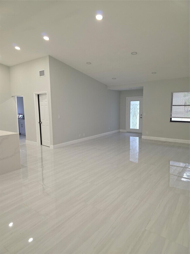 Building Photo - 6701 W Wedgewood Ave