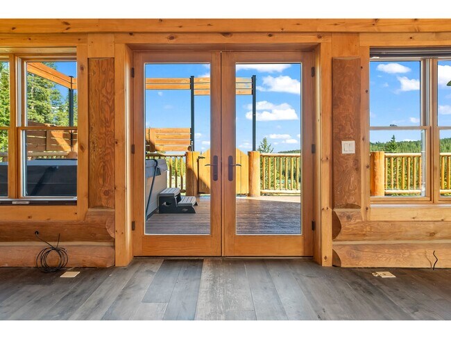 Building Photo - Beautiful Home on 10 Actre