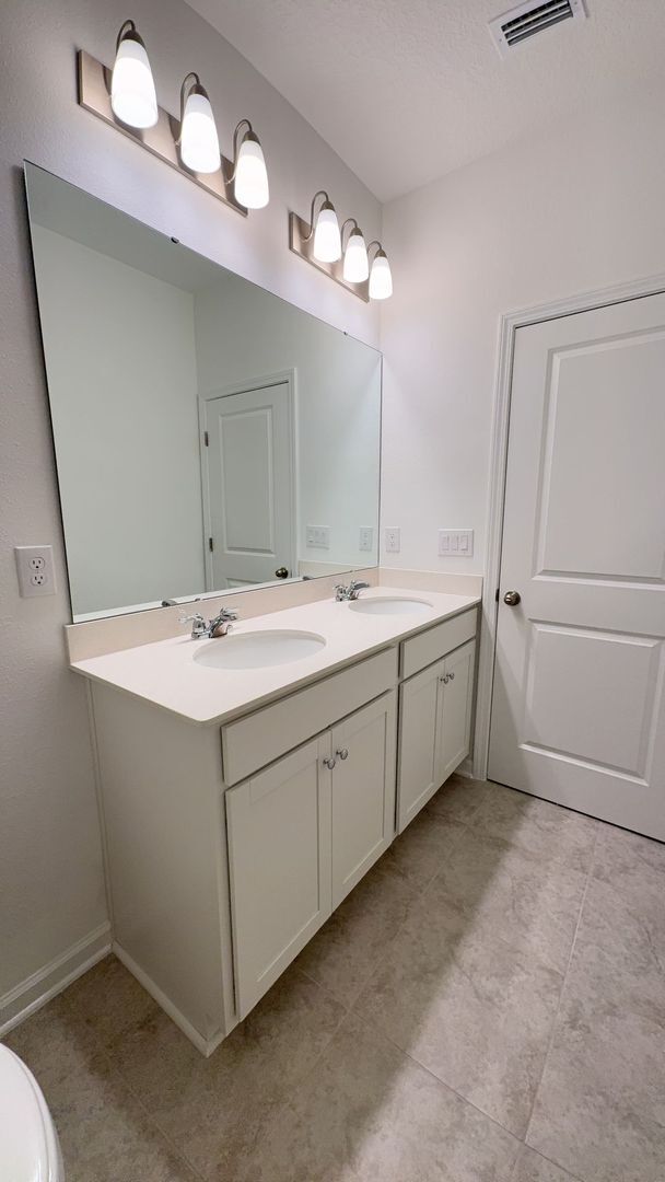 Building Photo - Luxury 3 Bedroom 2.5 Bath 2 car garage Townhome in the Gated Community of the Hammock