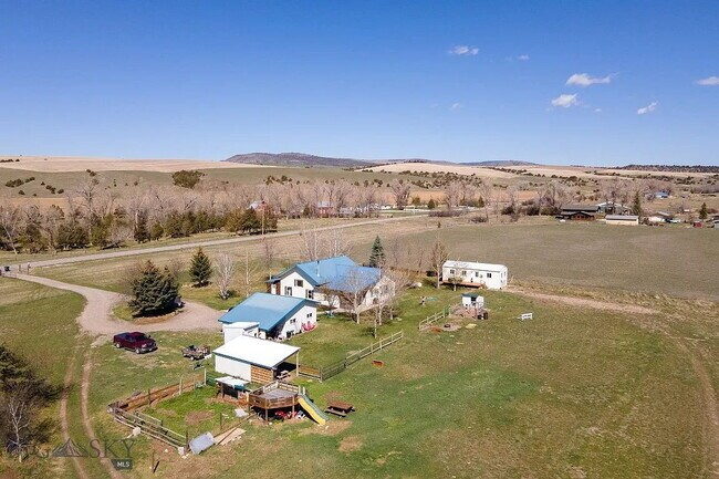 Building Photo - Incredible 5Bed, 2.5Bath home on 4 Acres with an ADU in Manhattan School District. Livestock allo...