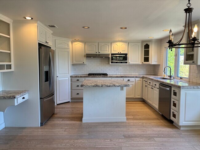 Building Photo - 3069 Charlotte St