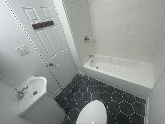 Building Photo - 4201-03 North - 4201-03 C