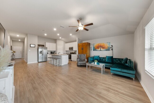 Building Photo - Stylish 3-Bed Home with Island Kitchen, Private Patio & Fenced Yard in Seguin