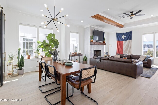 Building Photo - 1013 Camellia Blvd