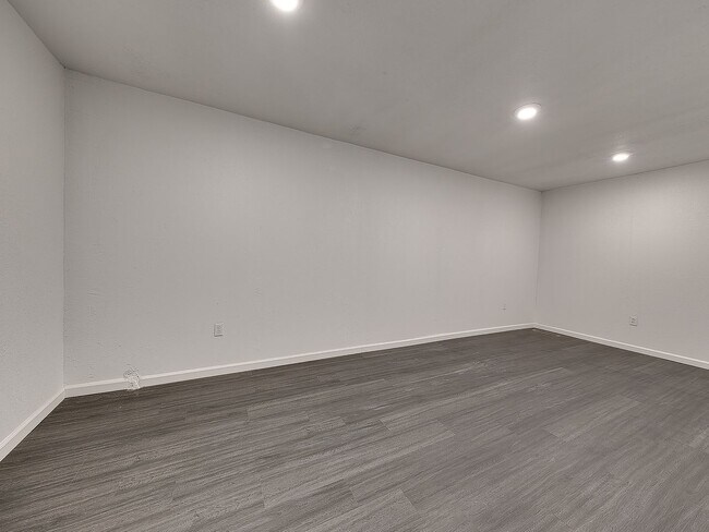 Building Photo - 5924 W Hefner Rd